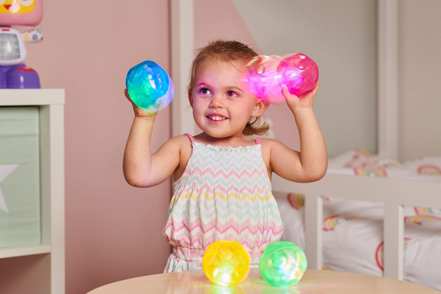 Kind speelt met flitsende ballen die oplichten bij stuiteren