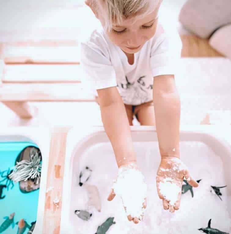 Sneeuw Sensory play