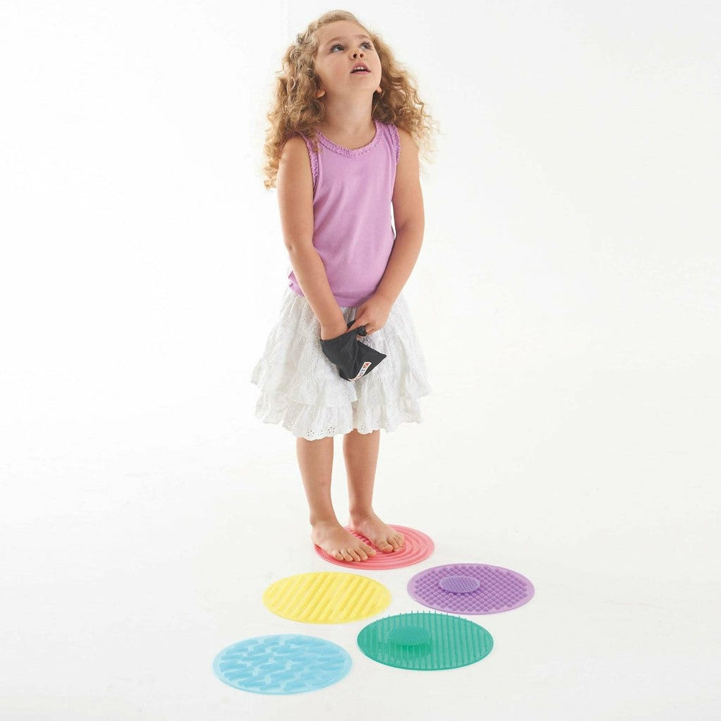 Kind speelt met sensorische cirkels voor tactiel spel