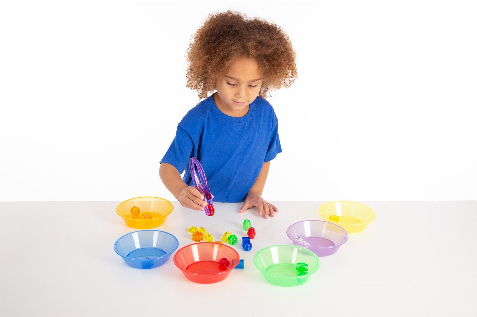 Sensorisch spel met pincet voor hand-oogcoördinatie