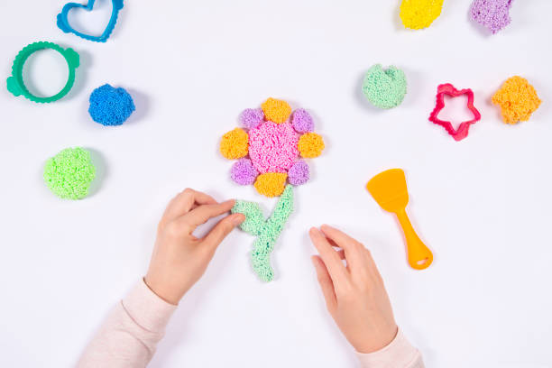 Kind speelt met Playfoam sensorisch speelgoed voor creativiteit