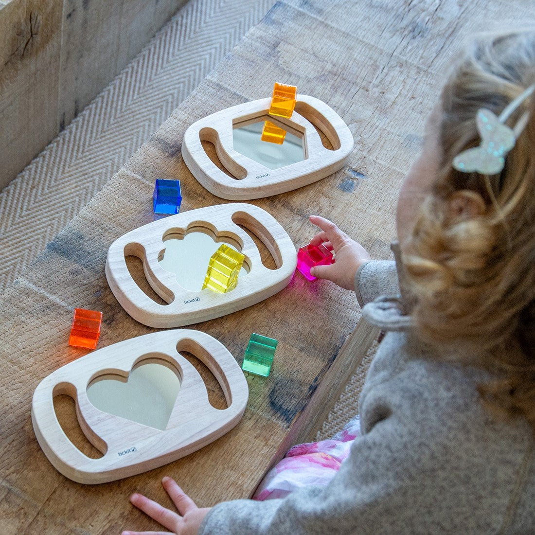 Spiegelpaneel gebruikt in sensorisch spel voor visuele stimulatie